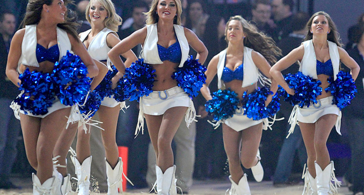 Чирлидерши сошлись в схватке за пределами поля