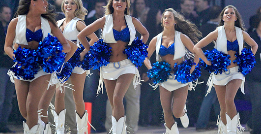Чирлидерши сошлись в схватке за пределами поля