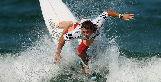 Смотрите, как серфингисты рассекали волны океана (фото)