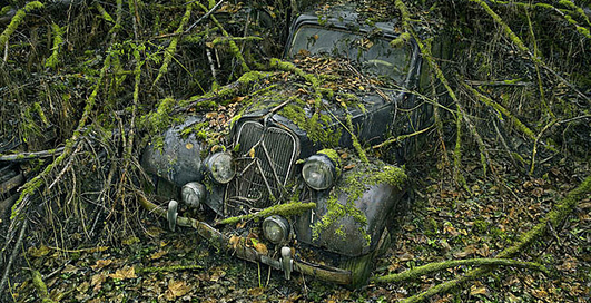 Как время превращает машины в часть ландшафта