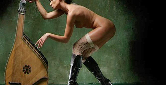 Креативная эротическая реклама обуви