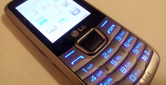 LG представила трехсимный телефон A290