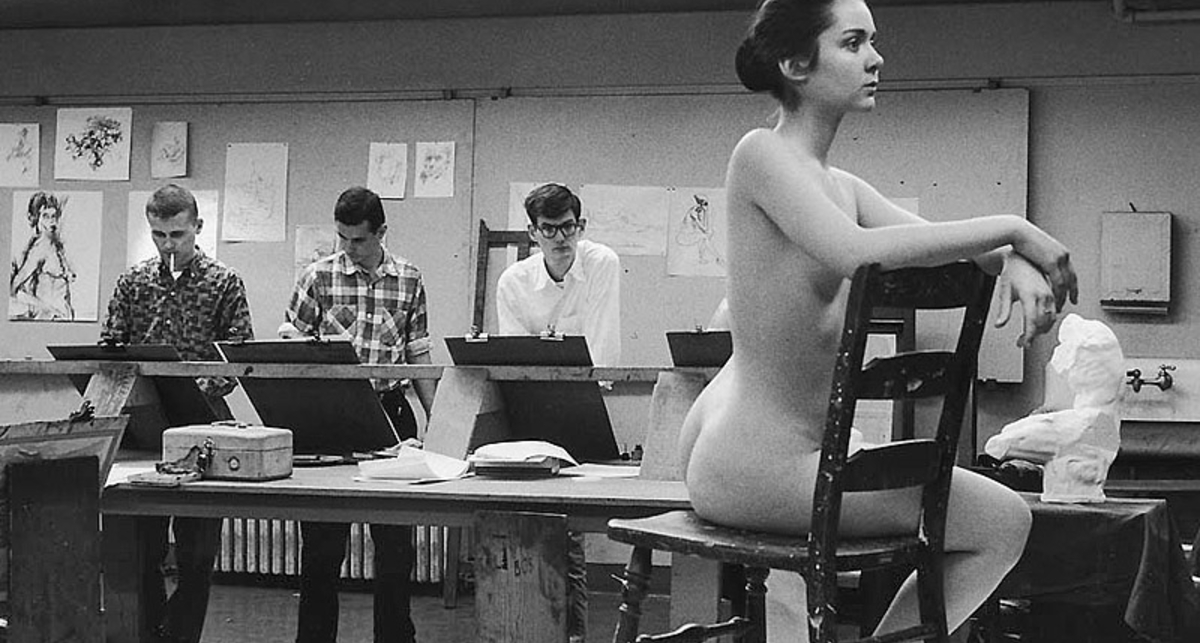 Натурщица - женское тело под пристальным взглядом