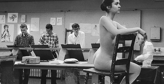 Натурщица - женское тело под пристальным взглядом