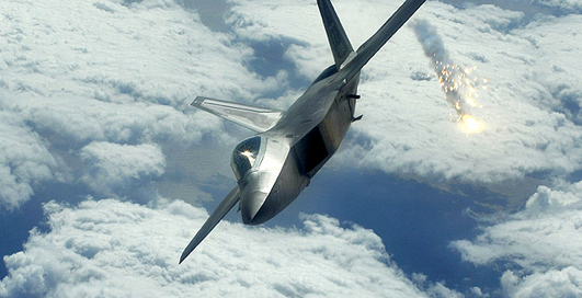 Смотри, как боевые самолеты оставляют огни в небе (фото)