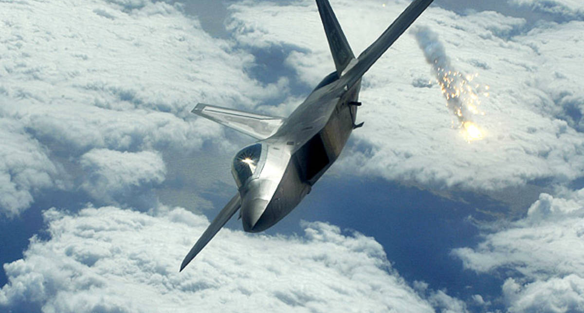 Смотри, как боевые самолеты оставляют огни в небе (фото)