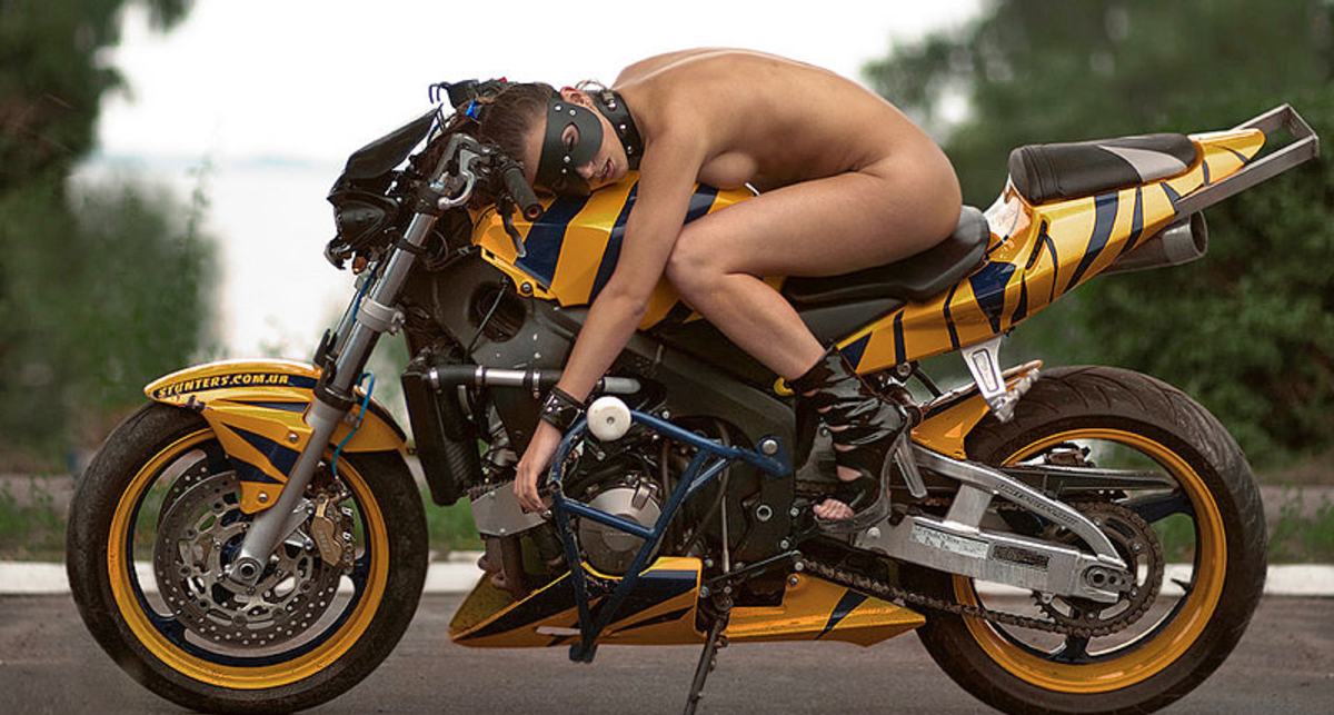 Очаровательные байкерши позируют обнаженными