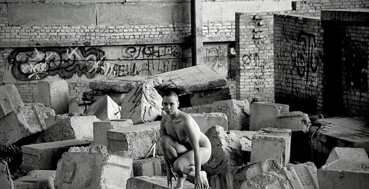 Заблудившаяся в развалинах