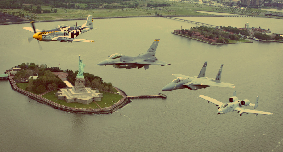 Все в сборе: самолеты разных поколений в одном строю