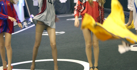 В Киеве к Евро-2012 прошел соблазнительный показ футболок