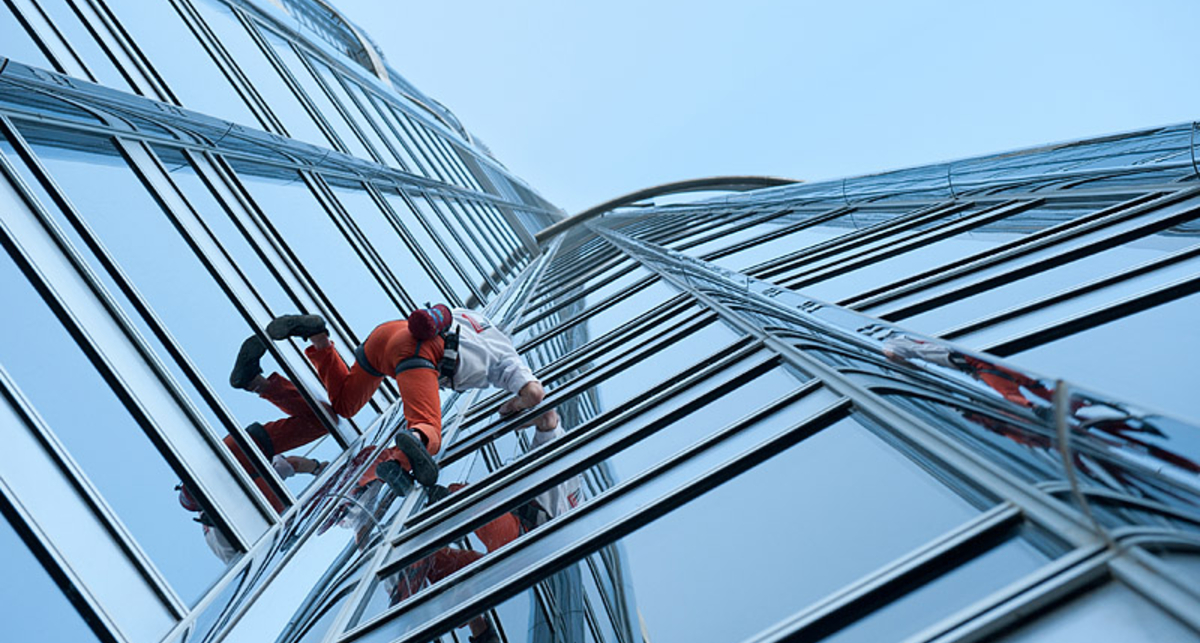Человек-паук Ален Робер покоряет самые высокие здания планеты