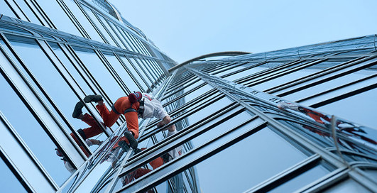 Человек-паук Ален Робер покоряет самые высокие здания планеты