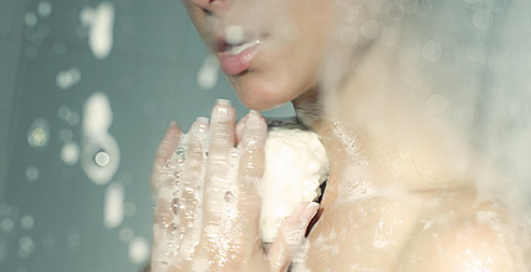 Эротично принимаем душ