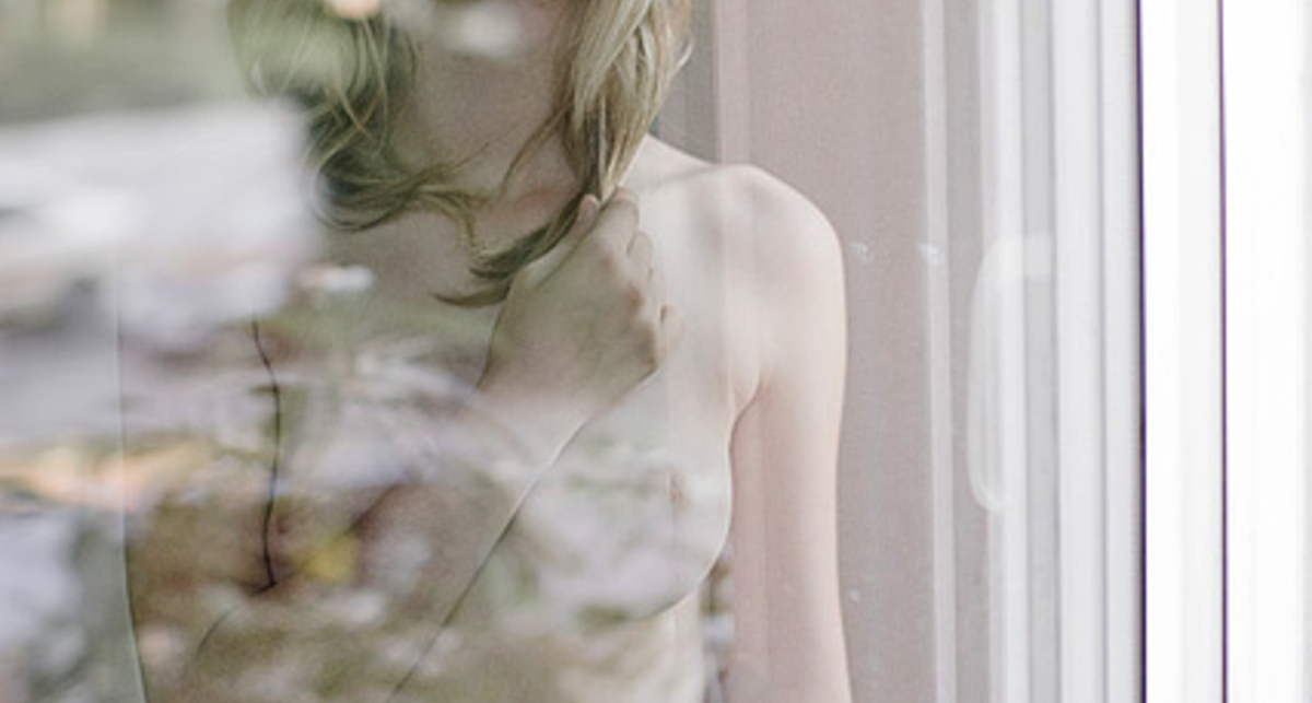 Страстная блондинка в ожидании близости