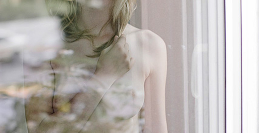 Страстная блондинка в ожидании близости