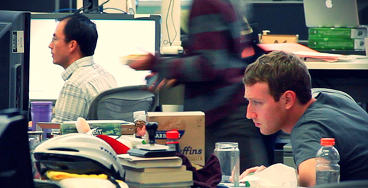 Рабочие столы миллионеров: еда, пингвины и полный кавардак (фото)