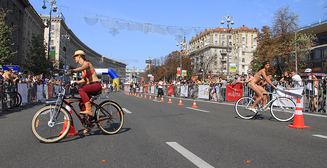 По центру Киева проехались велосипедистки в бикини (фото)