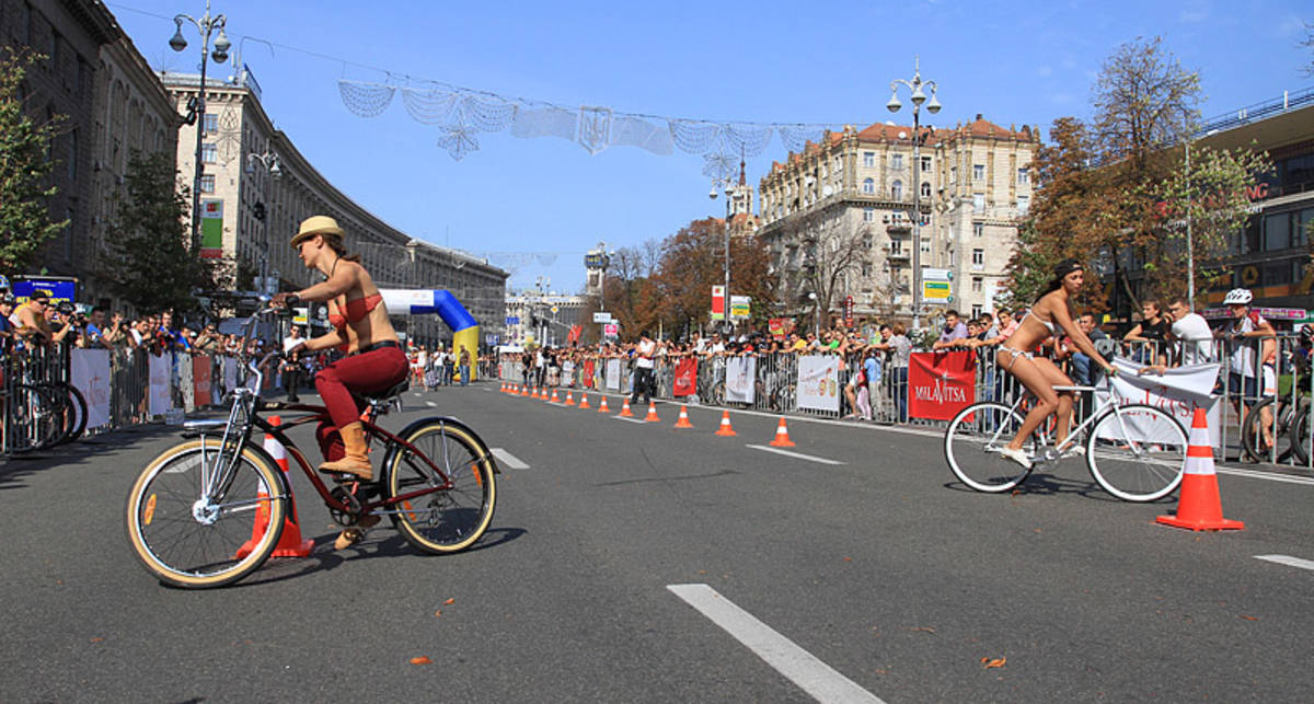 По центру Киева проехались велосипедистки в бикини (фото)
