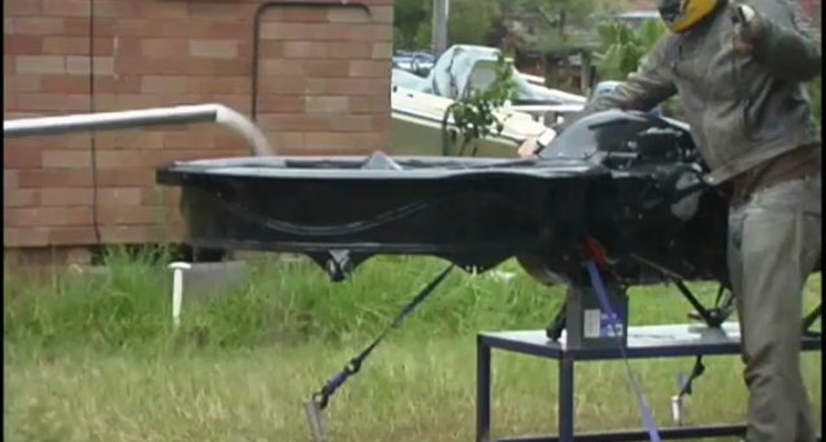 Австралийцы подняли мотоцикл в воздух (фото, видео)