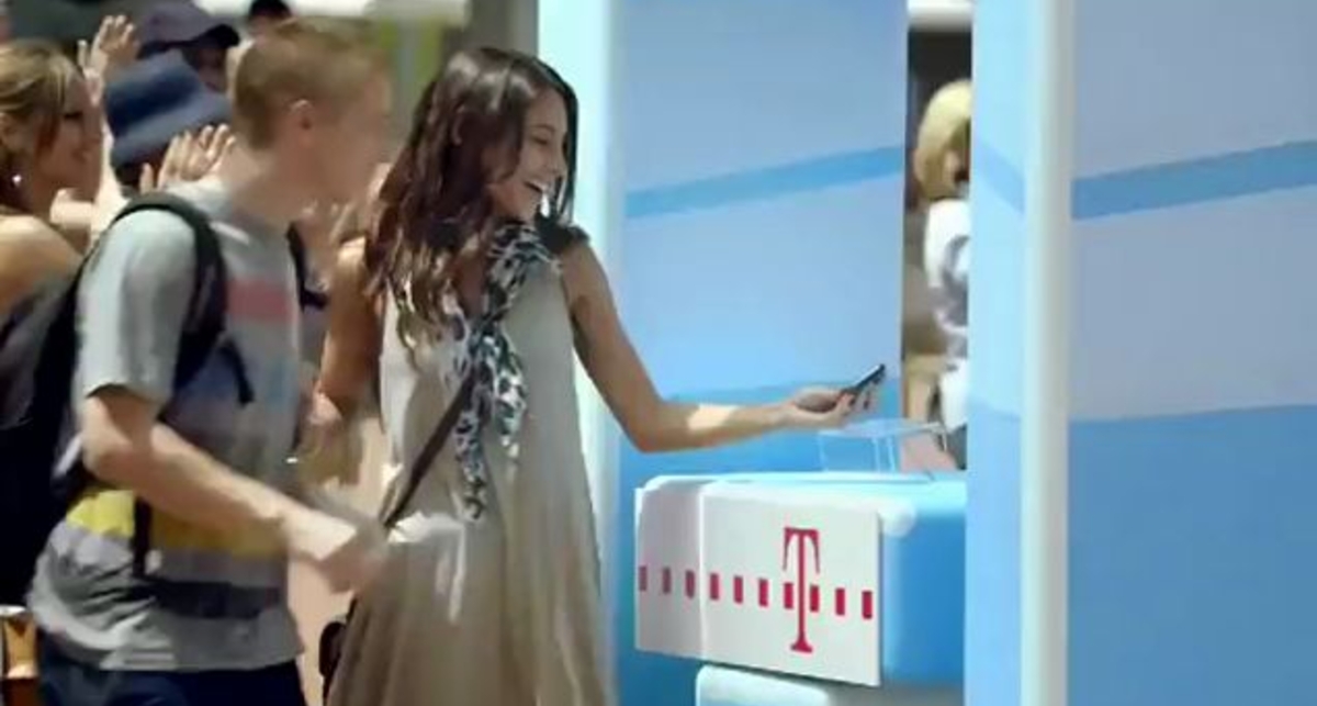 Живые Angry Birds взрывают свинок на улицах Барселоны (видео)