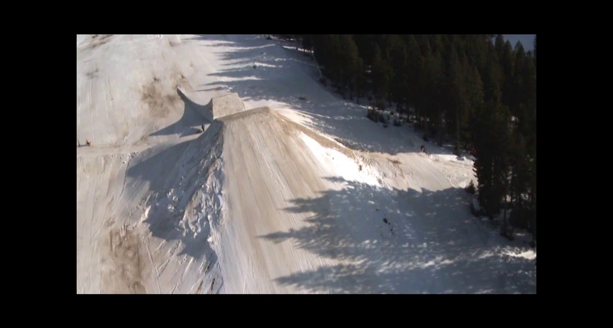 Кто выше взлетит - сноубордист или снегоход? (видео)