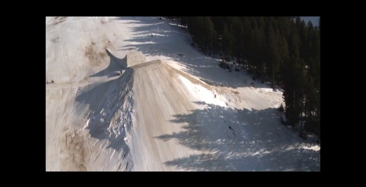 Кто выше взлетит - сноубордист или снегоход? (видео)