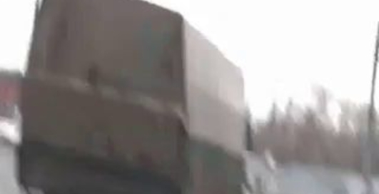 Звезда "Нашей Раши" крушит битой "Мерседес" (видео)