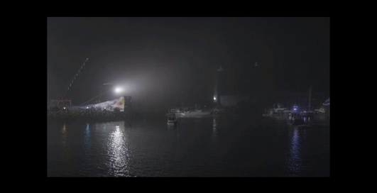 Полет на мотоцикле и снегоходе над водой (видео)