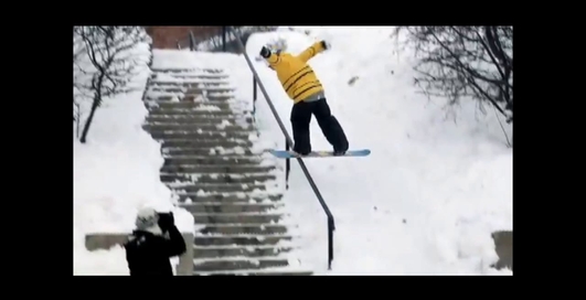 Стрит-джиббинг на сноуборде: не пытайтесь повторить (видео)