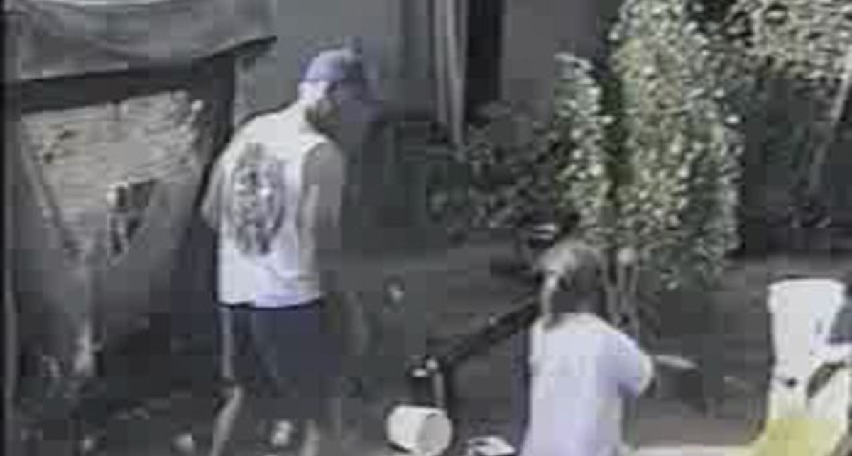 Ударил по яйцам