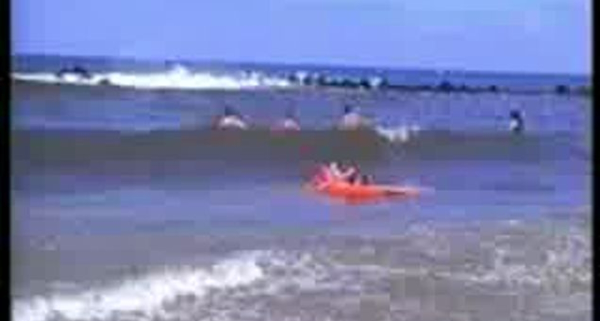 В бушующем море