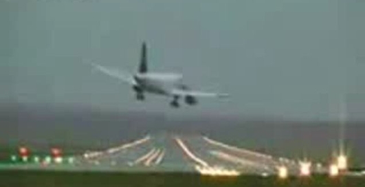 Самолет чуть не разбился при посадке.