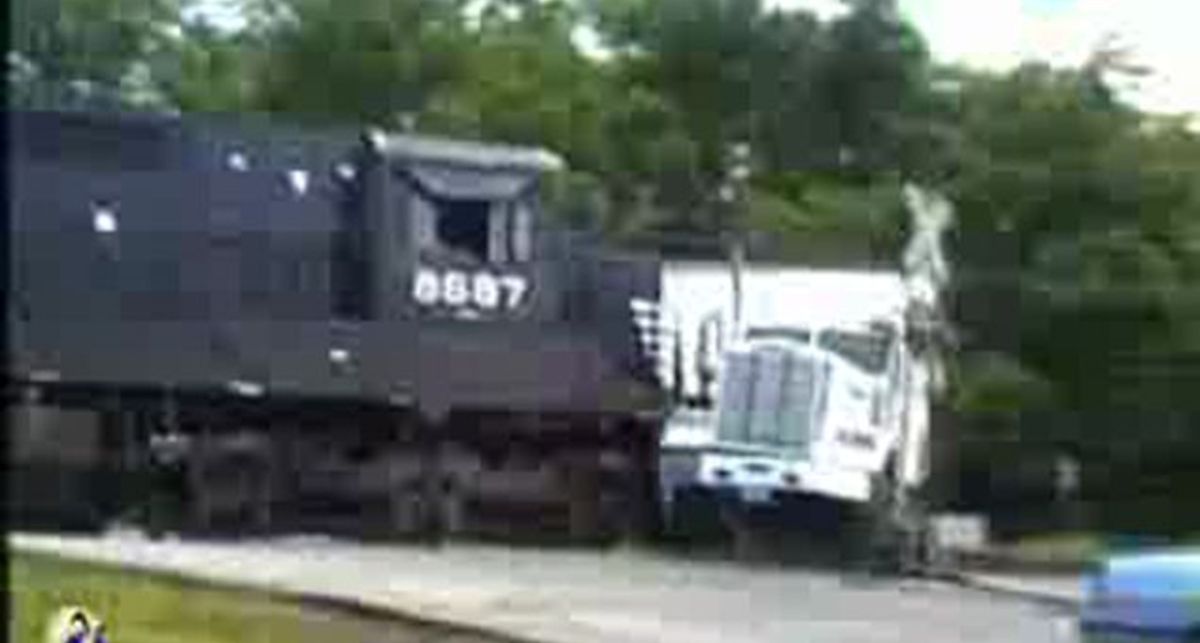 Поезд сбивает грузосик