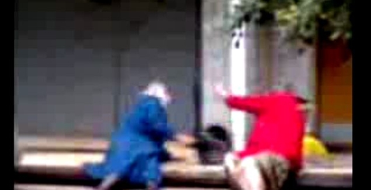 Бабки деруться  !!!!!!!!!!!