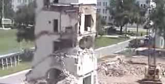 Кран завалило