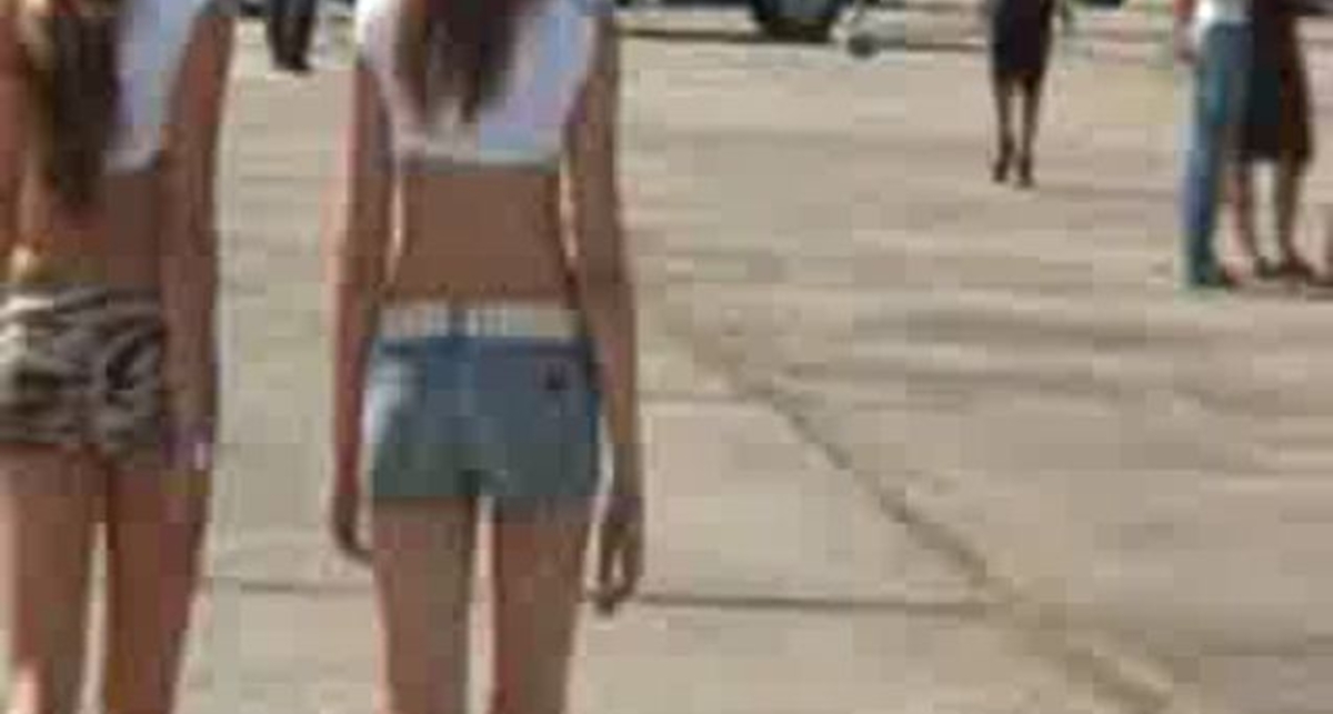 На авто тусовке! Девки в кадре!