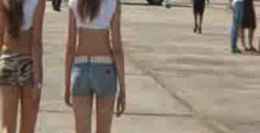 На авто тусовке! Девки в кадре!