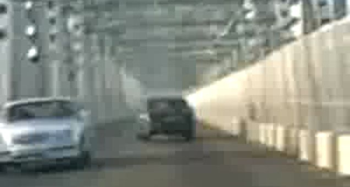 Пьяный урод устроил лобовое столкновение на мосту.