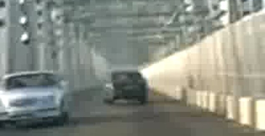 Пьяный урод устроил лобовое столкновение на мосту.