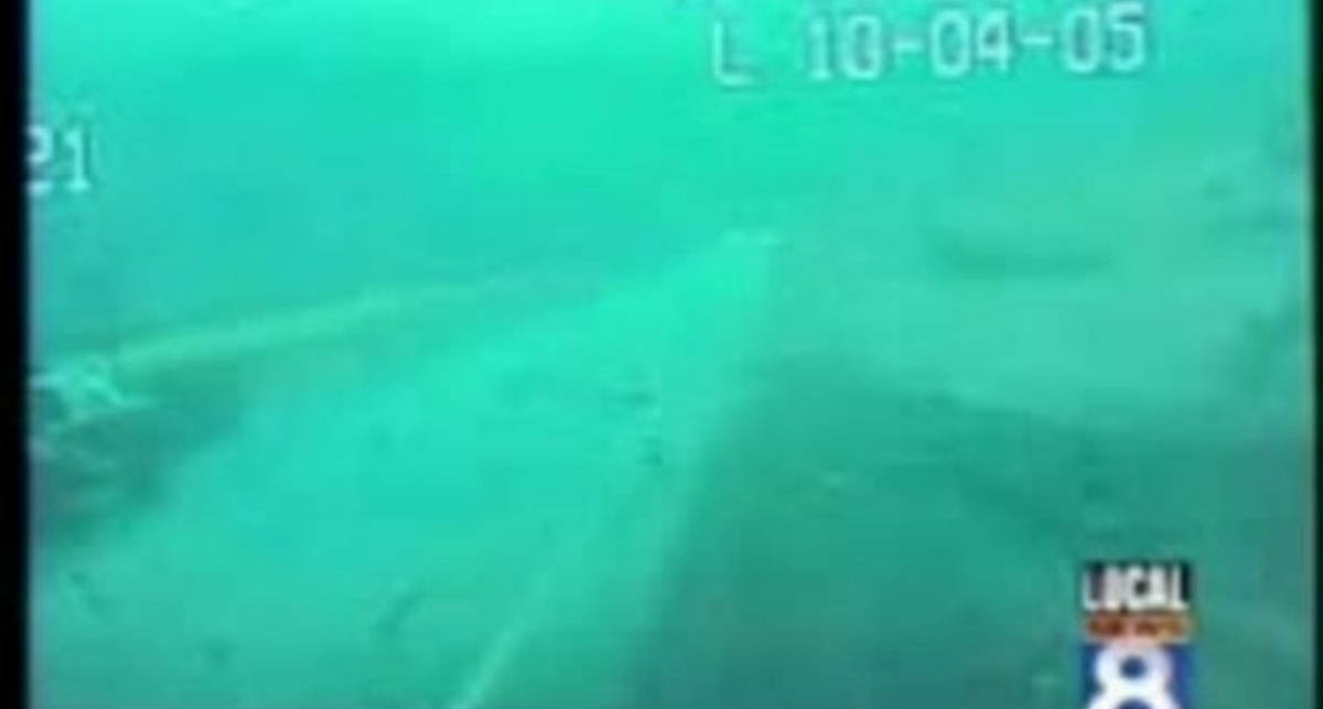 Автомобиль чуть не снес с дороги полицейского.