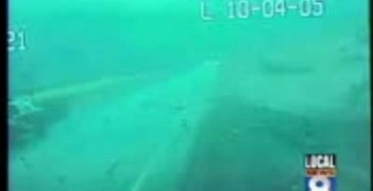 Автомобиль чуть не снес с дороги полицейского.