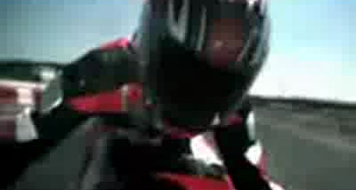 Упавший мотоциклист догнал своего железного коня!