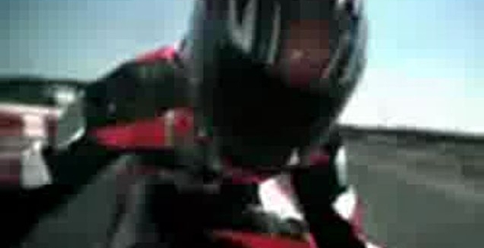 Упавший мотоциклист догнал своего железного коня!