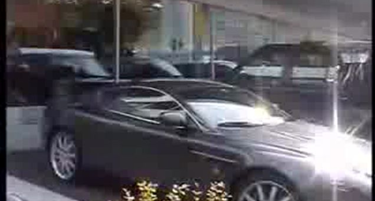 Aston Martin DB9 в городе