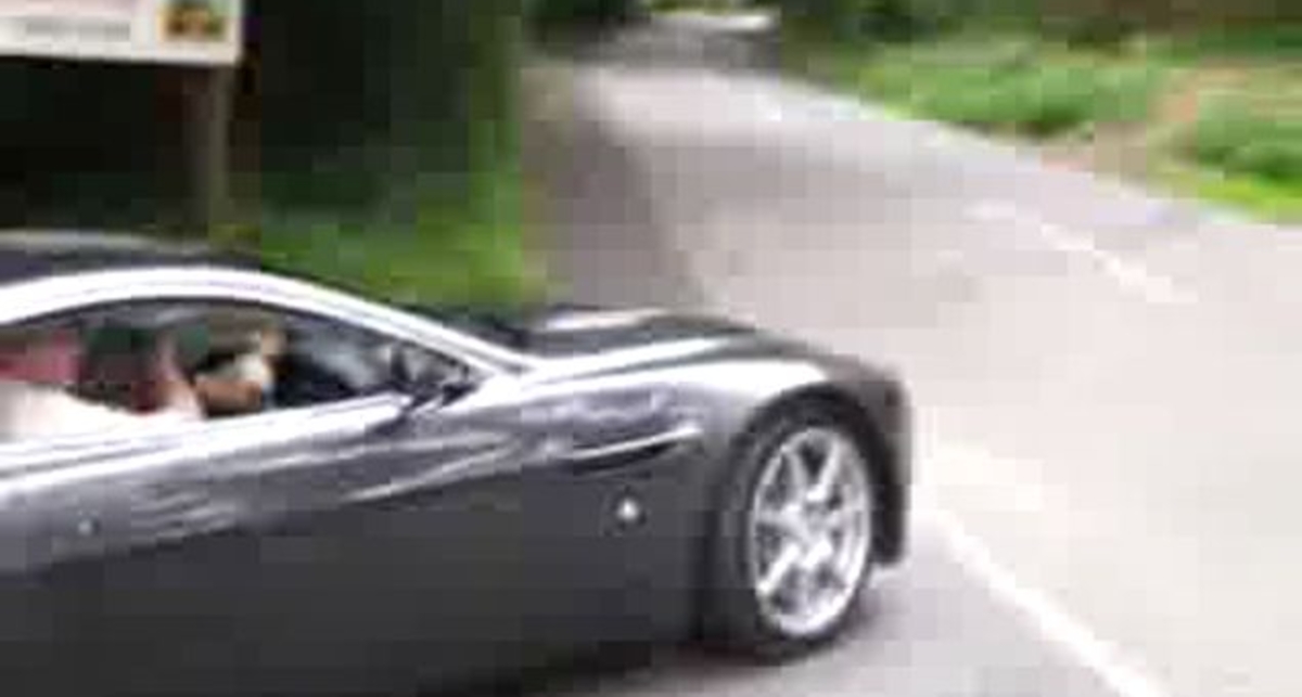 Aston Martin V8 Vantage на лесных дорогах...