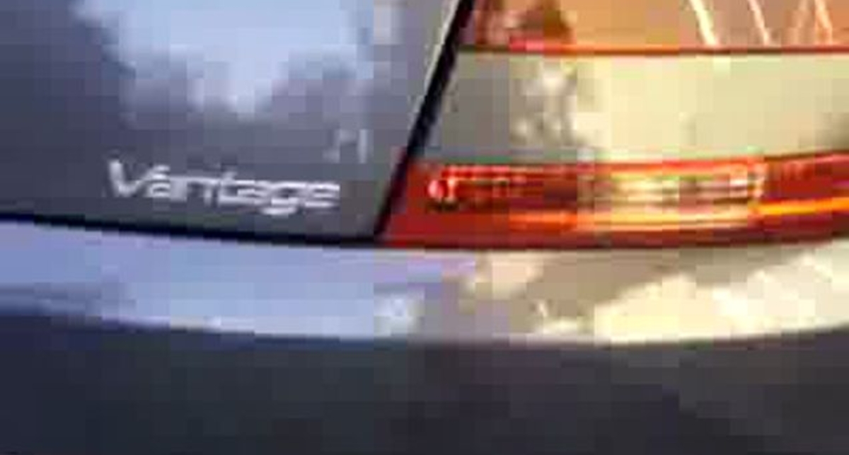 Aston Martin V8 Vantage на улице