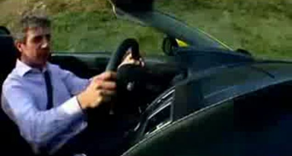 Жёлтый Aston Martin