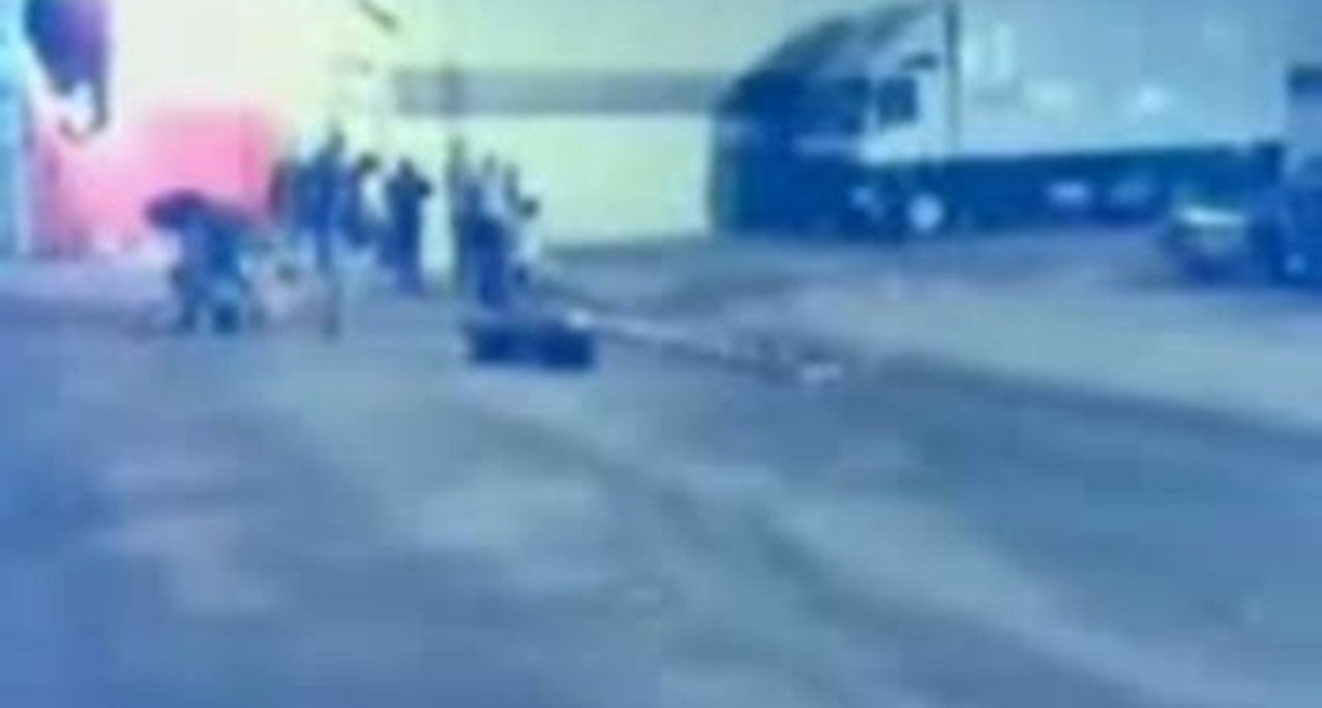 Автомобиль чуть не сбил кинооператора.