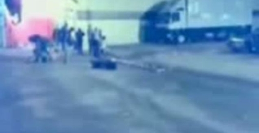 Автомобиль чуть не сбил кинооператора.