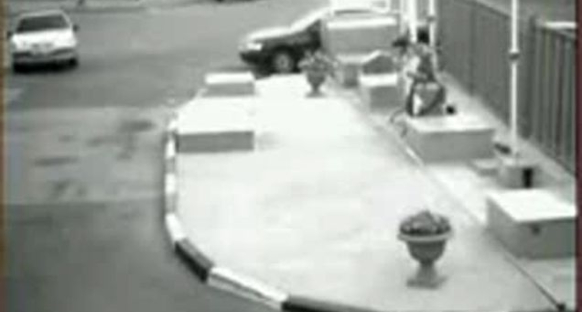 Бандиты сбили сотрудника ДПС в Москве.